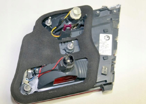 BMW F01 F02 LCI lampa tylna klapy lewa 7300271 BMW F01 F02 LCI lampa tylna klapy lewa 7300271