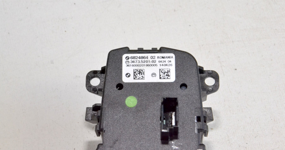 MINI Countryman F60 panel włącznik świateł 6824864 MINI Countryman F60 panel włącznik świateł 6824864