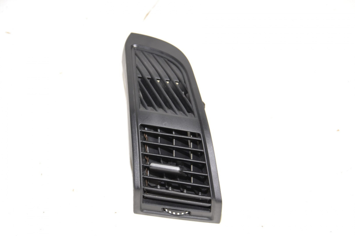 BMW i3 I01 kratka wlot nawiewu prawa 9283003 BMW i3 I01 kratka wlot nawiewu prawa 9283003