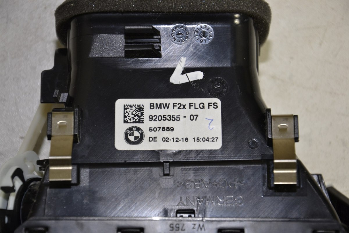 BMW F20 F21 F22 kratka wlot nawiewu lewa 9205355 BMW F20 F21 F22 kratka wlot nawiewu lewa 9205355