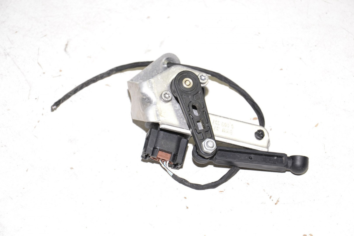 BMW G11 G12 G30 G31 G32 bracket level sensor right 6869137 BMW G11 G12 G30 G31 G32 bracket level sensor right 6869137