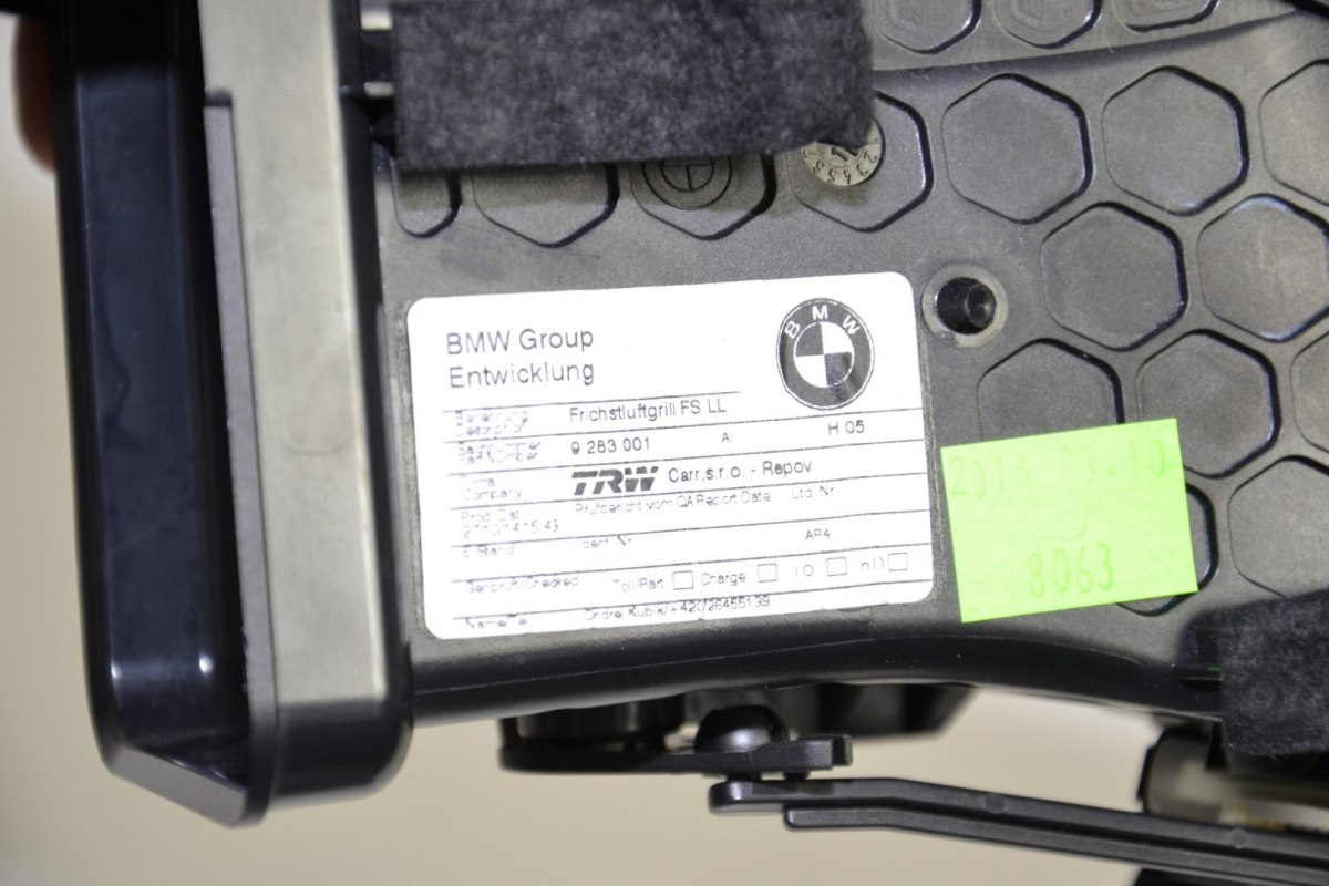 BMW i3 I01 kratka wlot nawiewu lewa 9283001 BMW i3 I01 kratka wlot nawiewu lewa 9283001