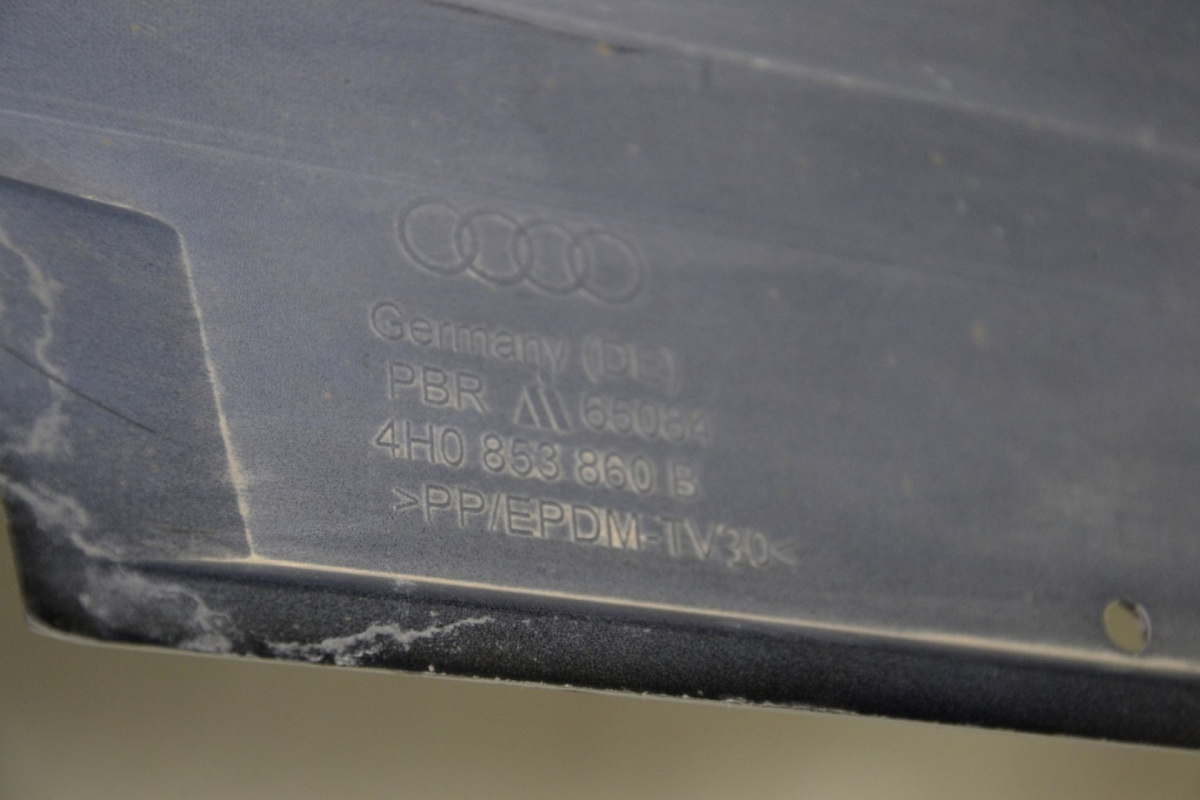 Audi A8 4H0 listwa progowa prawa 4H0853860B Audi A8 4H0 listwa progowa prawa 4H0853860B