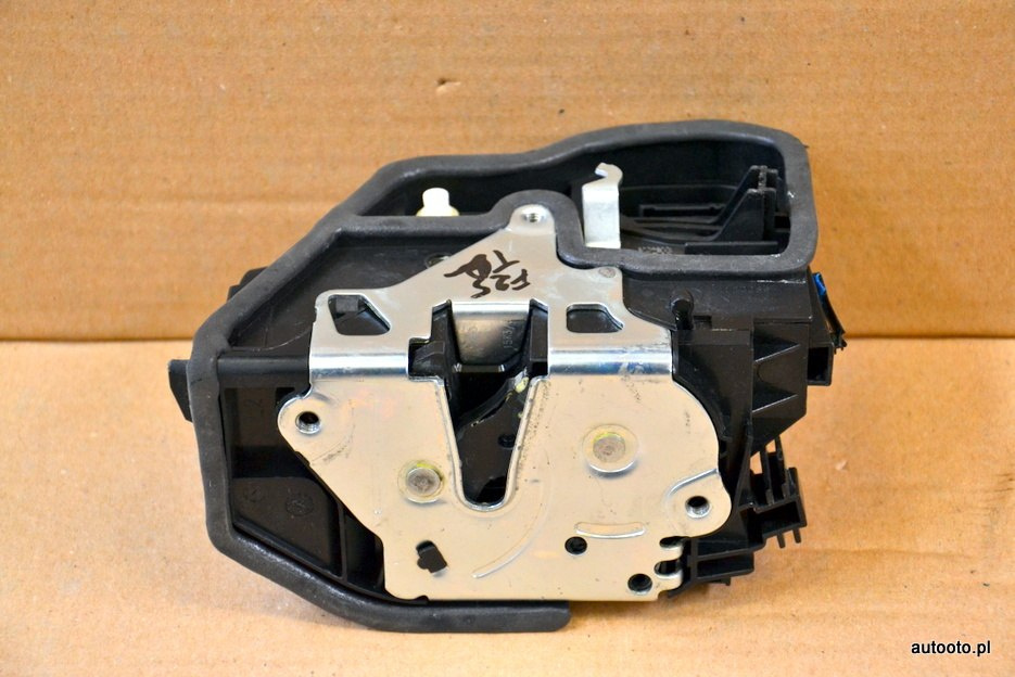 BMW E83 F25 E70 zamek drzwi lewy tył 7318417 BMW E83 F25 E70 zamek drzwi lewy tył 7318417