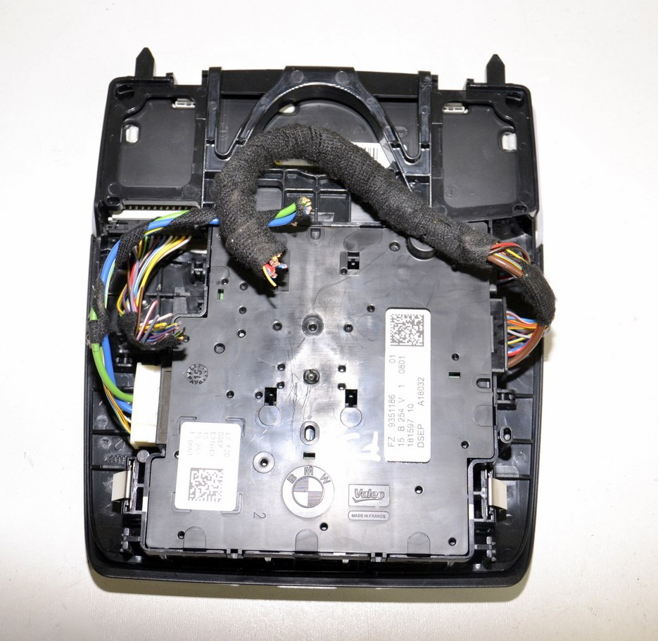 BMW F22 F32 lampka wnętrza podsufitki 9351186 BMW F22 F32 lampka wnętrza podsufitki 9351186