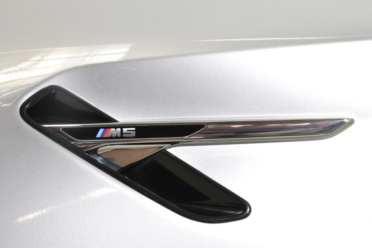 BMW 5 F90 M5 błotnik przód lewy kolor 490 BMW 5 F90 M5 błotnik przód lewy kolor 490