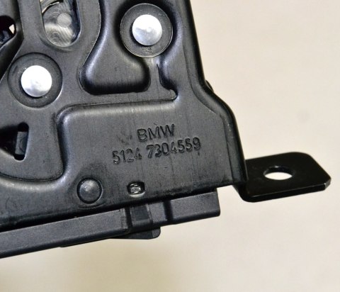 BMW 2 F22 F23 F87 zamek tylnej klapy 7304559 BMW 2 F22 F23 F87 zamek tylnej klapy 7304559