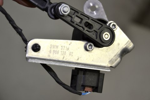 BMW G11 G12 G30 G31 G32 bracket level sensor right 6869138 BMW G11 G12 G30 G31 G32 bracket level sensor right 6869138