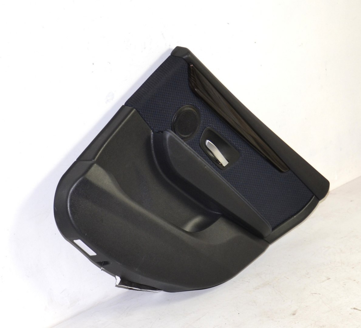 BMW 2 F45 F46 tapicerka boczek drzwi tył lewy LED BMW 2 F45 F46 tapicerka boczek drzwi tył lewy LED