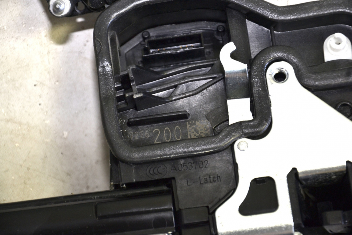 BMW F12 F13 zamek dociąg drzwi przód 7226200 BMW F12 F13 zamek dociąg drzwi przód 7226200