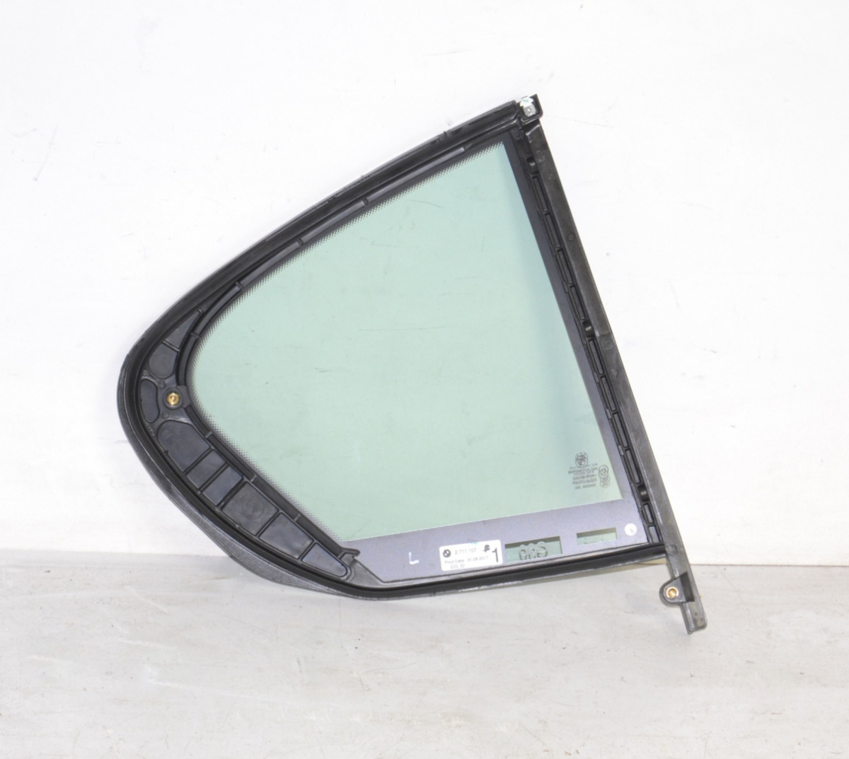 BMW 5 G30 F90 side window green fixed left rear door BMW 5 G30 F90 side window green fixed left rear door