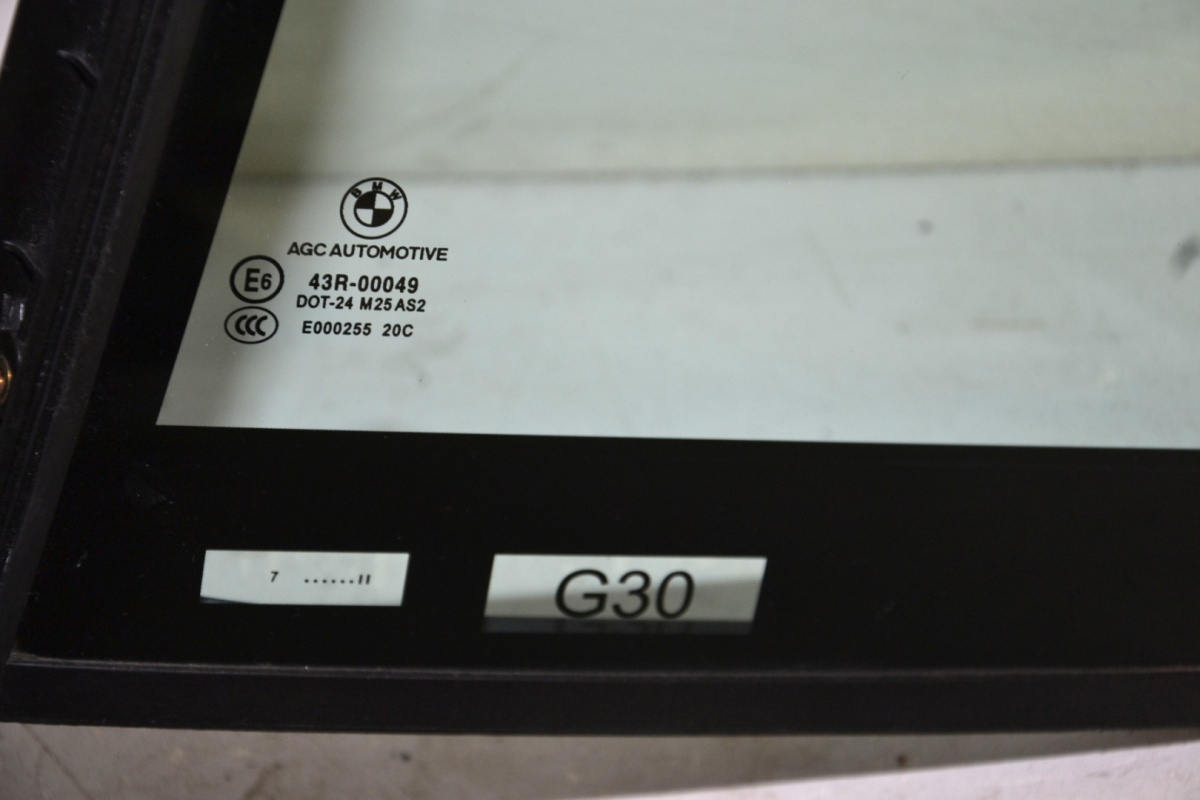 BMW 5 G30 F90 side window green fixed left rear door BMW 5 G30 F90 side window green fixed left rear door