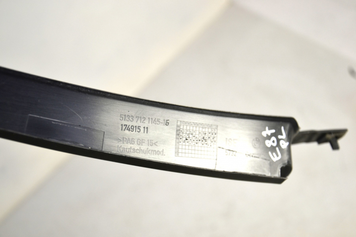BMW 1 E87 cover window frame door front left 7121145 BMW 1 E87 cover window frame door front left 7121145