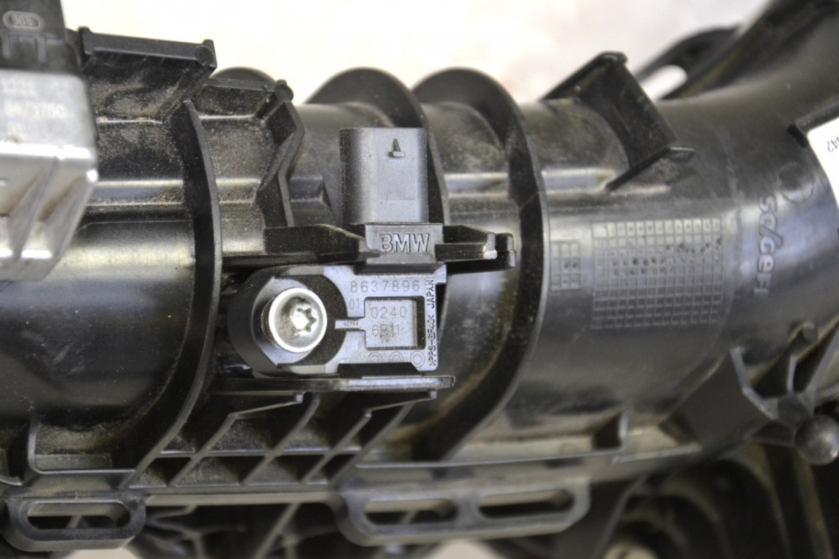 BMW F20 F30 G02 intake manifold AGR with flap control BMW F20 F30 G02 intake manifold AGR with flap control