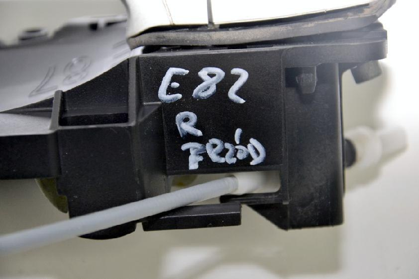 BMW E82 E88 wkładka klamka drzwi prawa przód 300